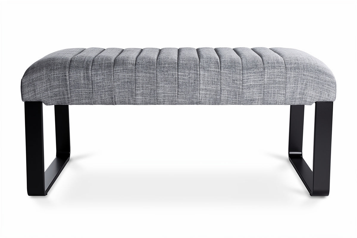 **Technische titel in het Nederlands: Moderne grijze stoffen bank met zwart metalen frame**